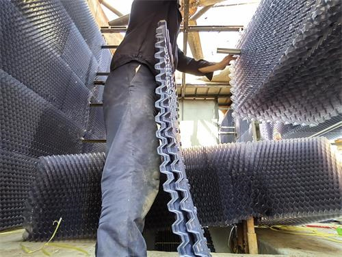 冷卻塔連接溢出水現(xiàn)象原因(冷卻塔冒水